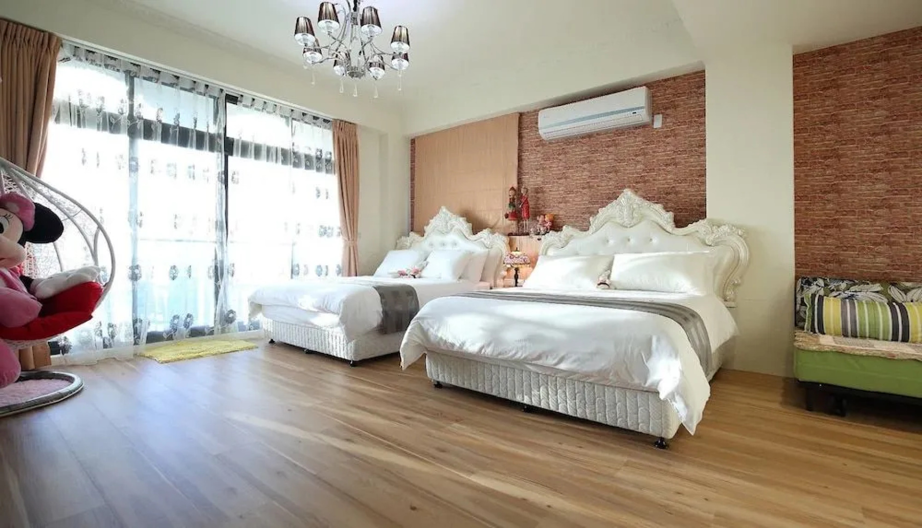 Textile Girl Romantic Homestay