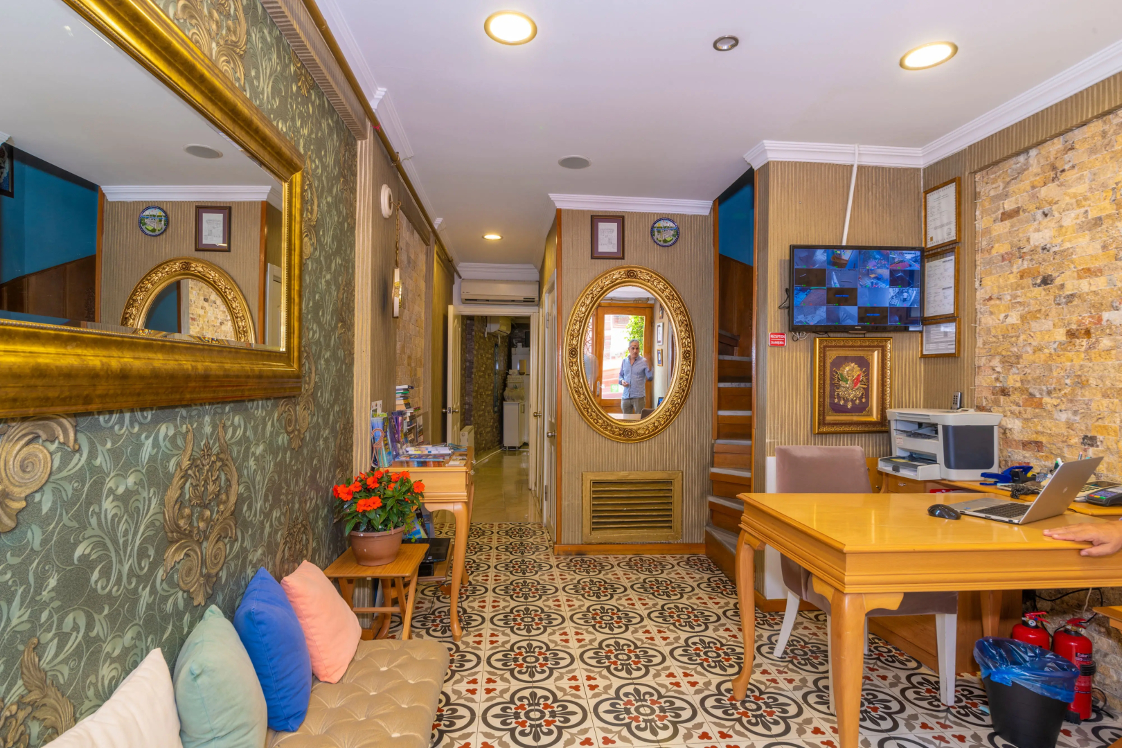 Walnut Shell Hotel
