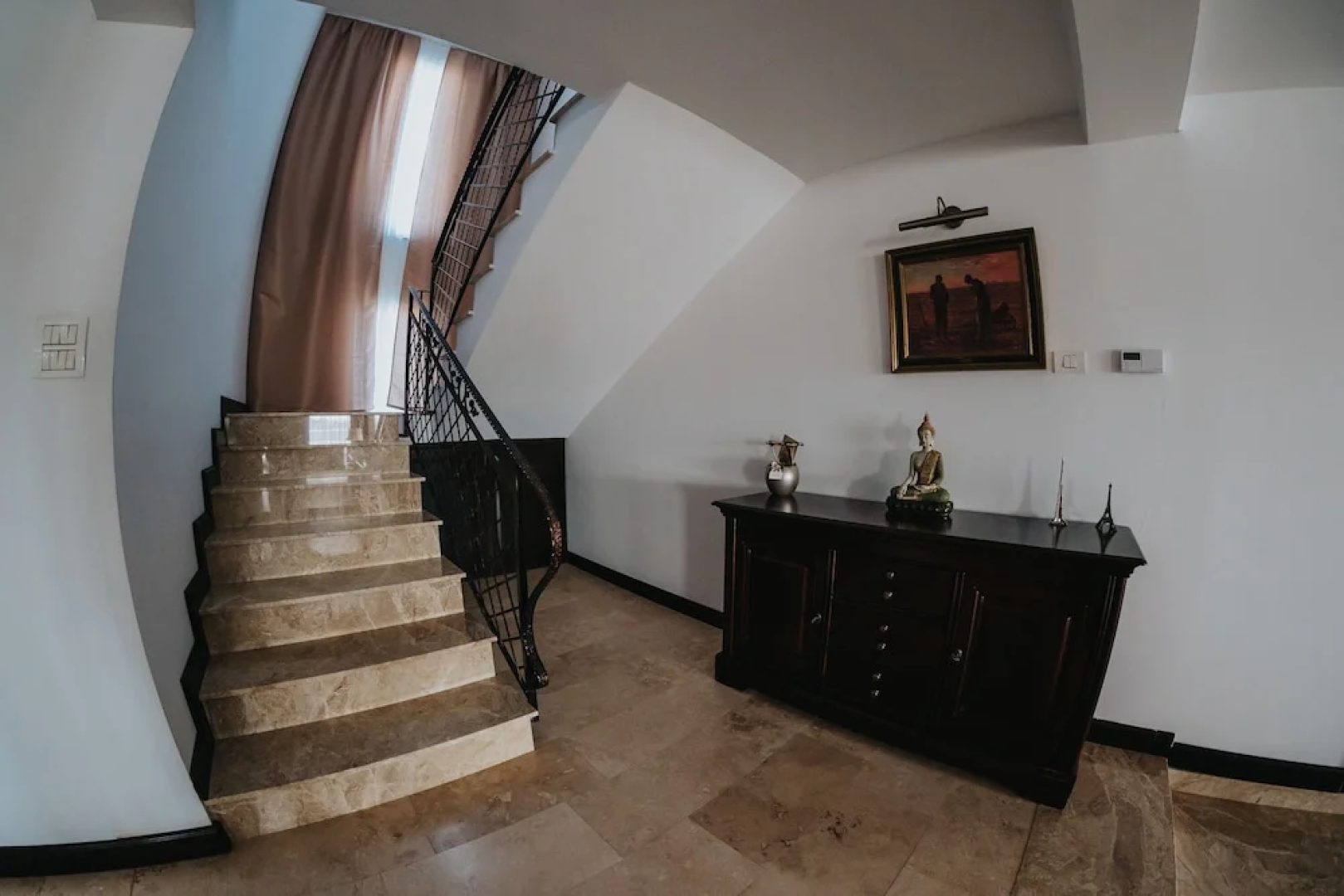 Carla Residence