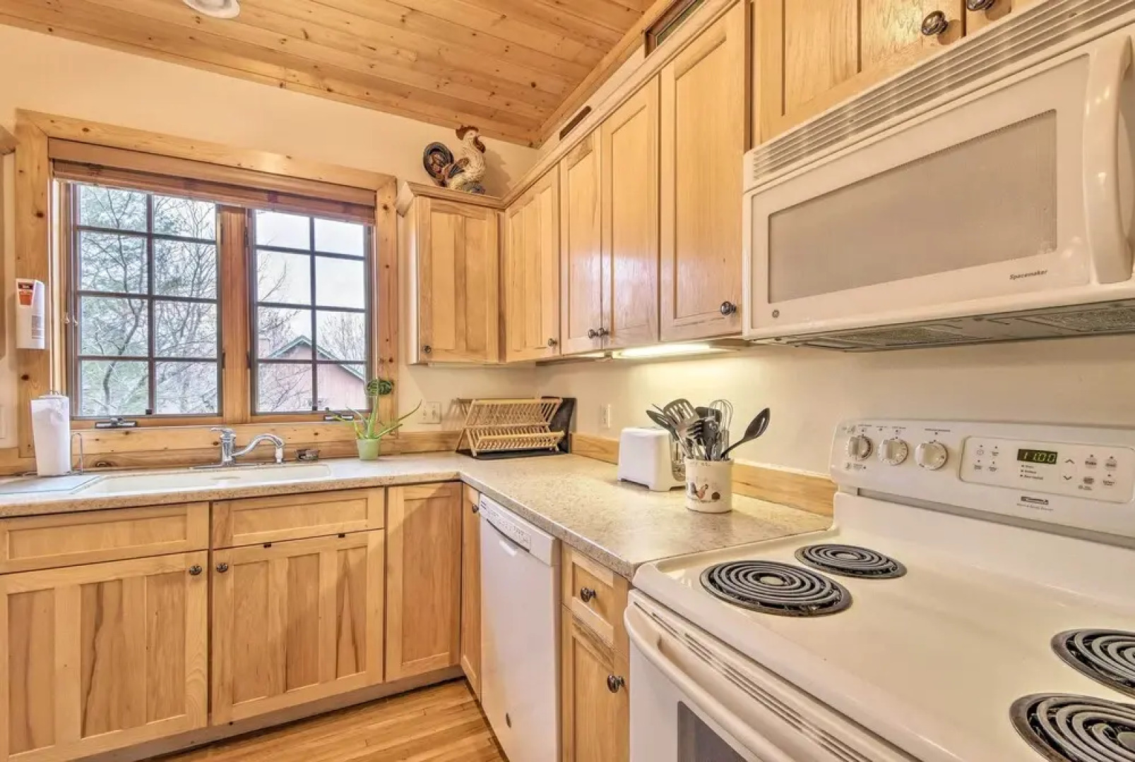 Trillium Links Condo w/ Deck Near Lake Glenville!