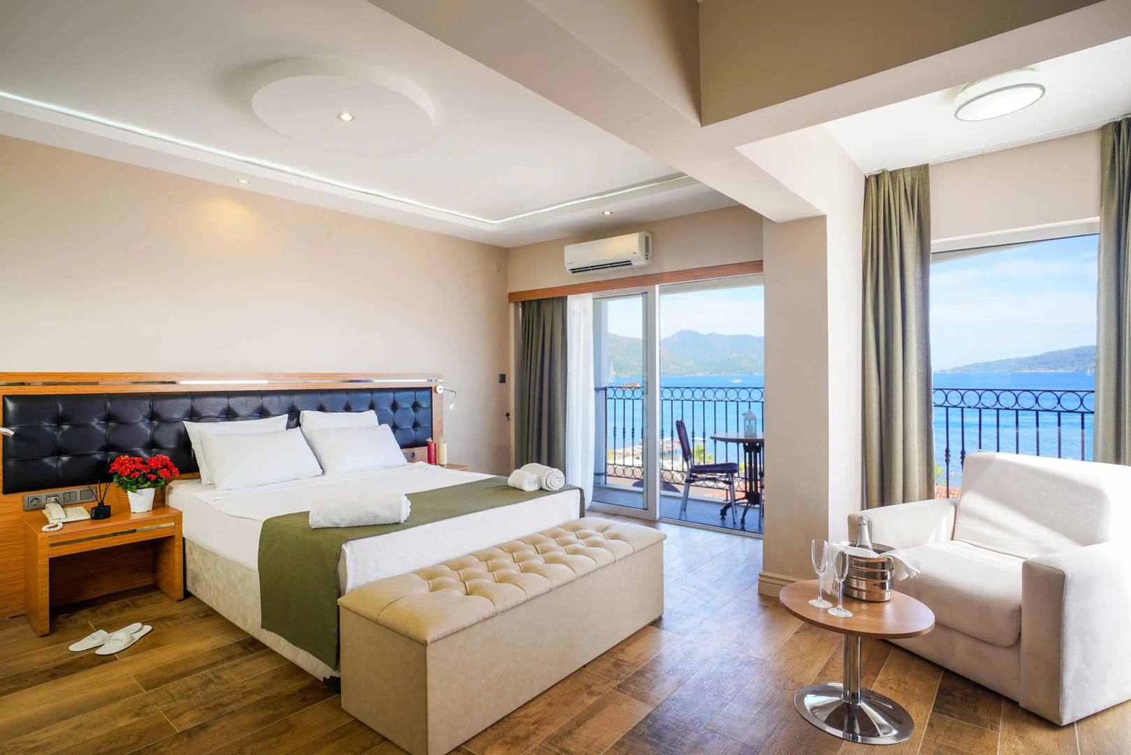 Aurasia SeaSide Hotel