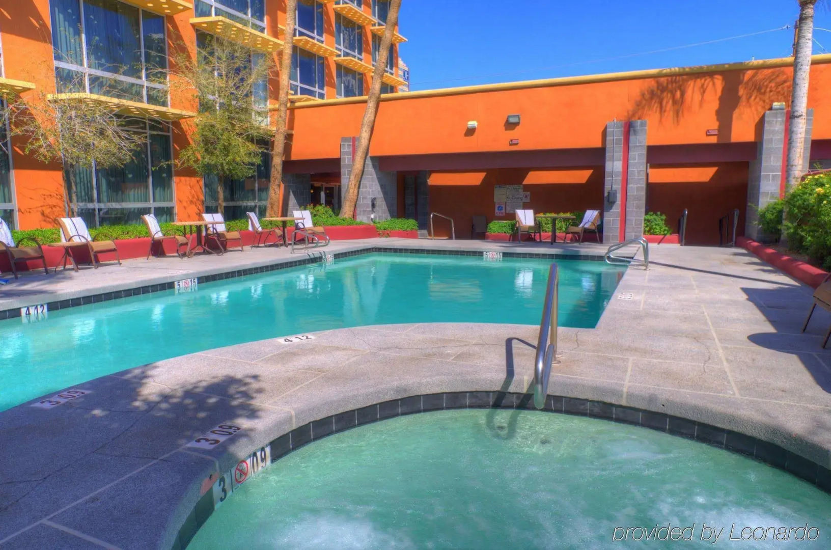 Holiday Inn Express & Suites Phoenix Midtown by IHG
