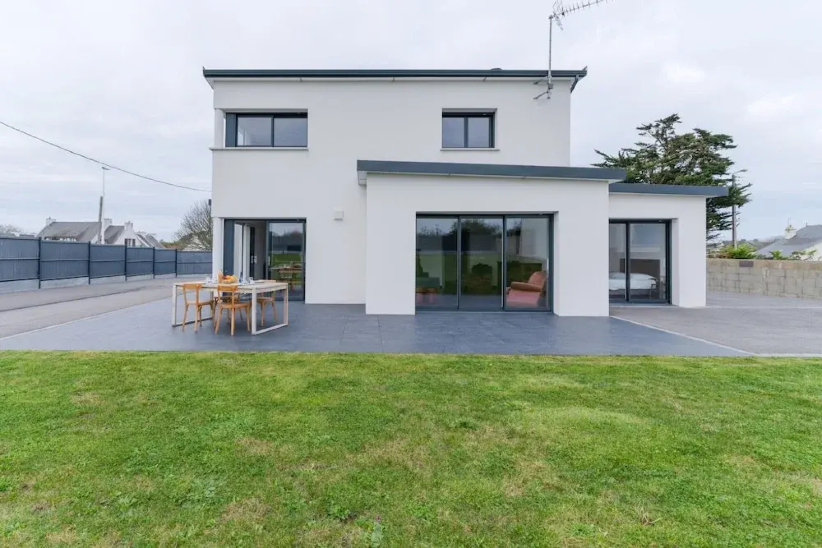 Pretty new House 2 Steps From the sea