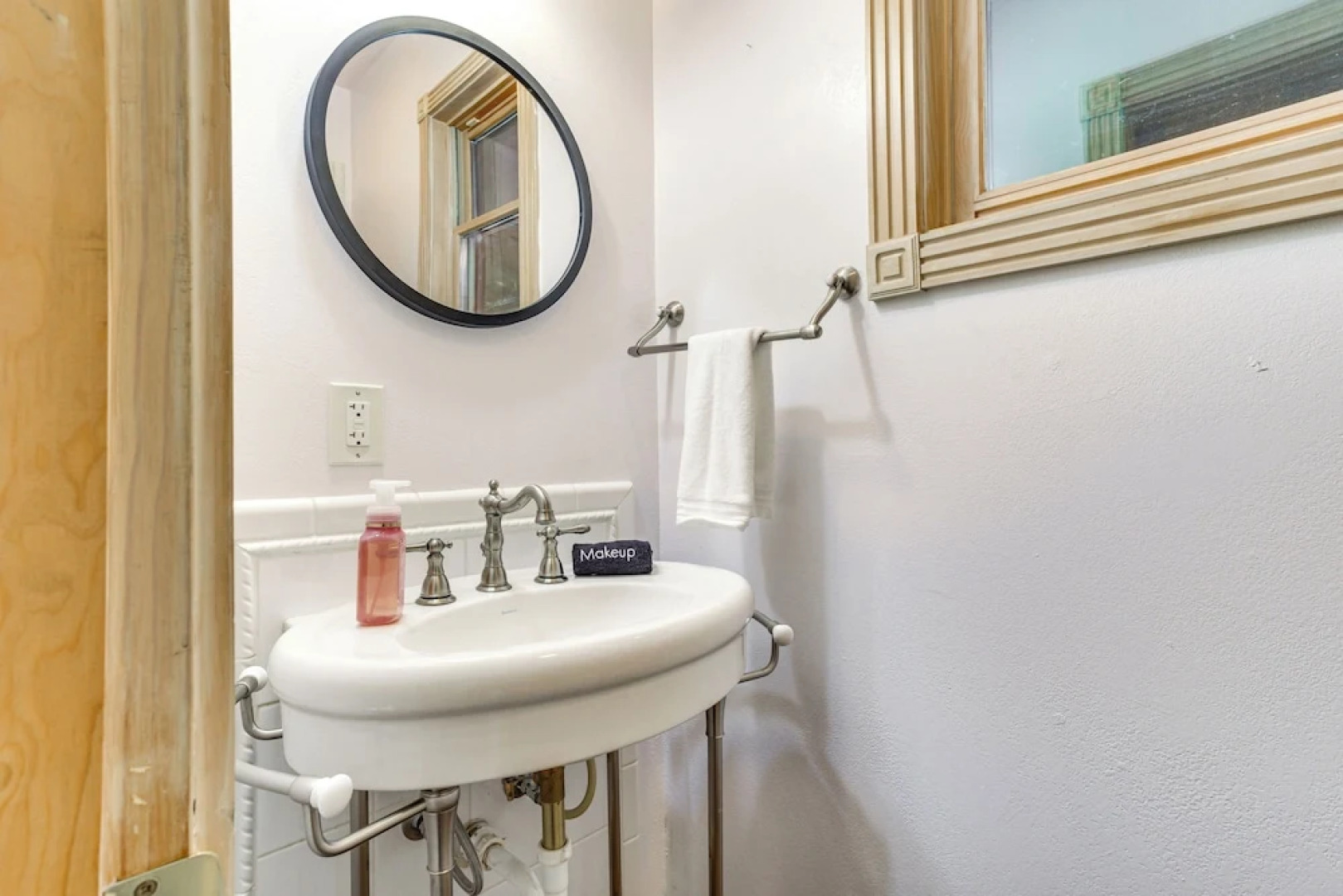 Spacious Cabin w/ Views, Near Lake Lawtonka!