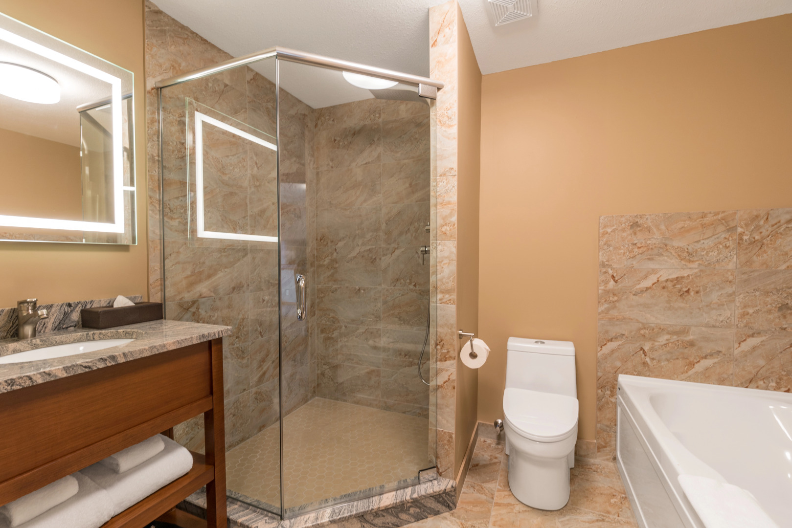 Falcon Crest Lodge by CLIQUE