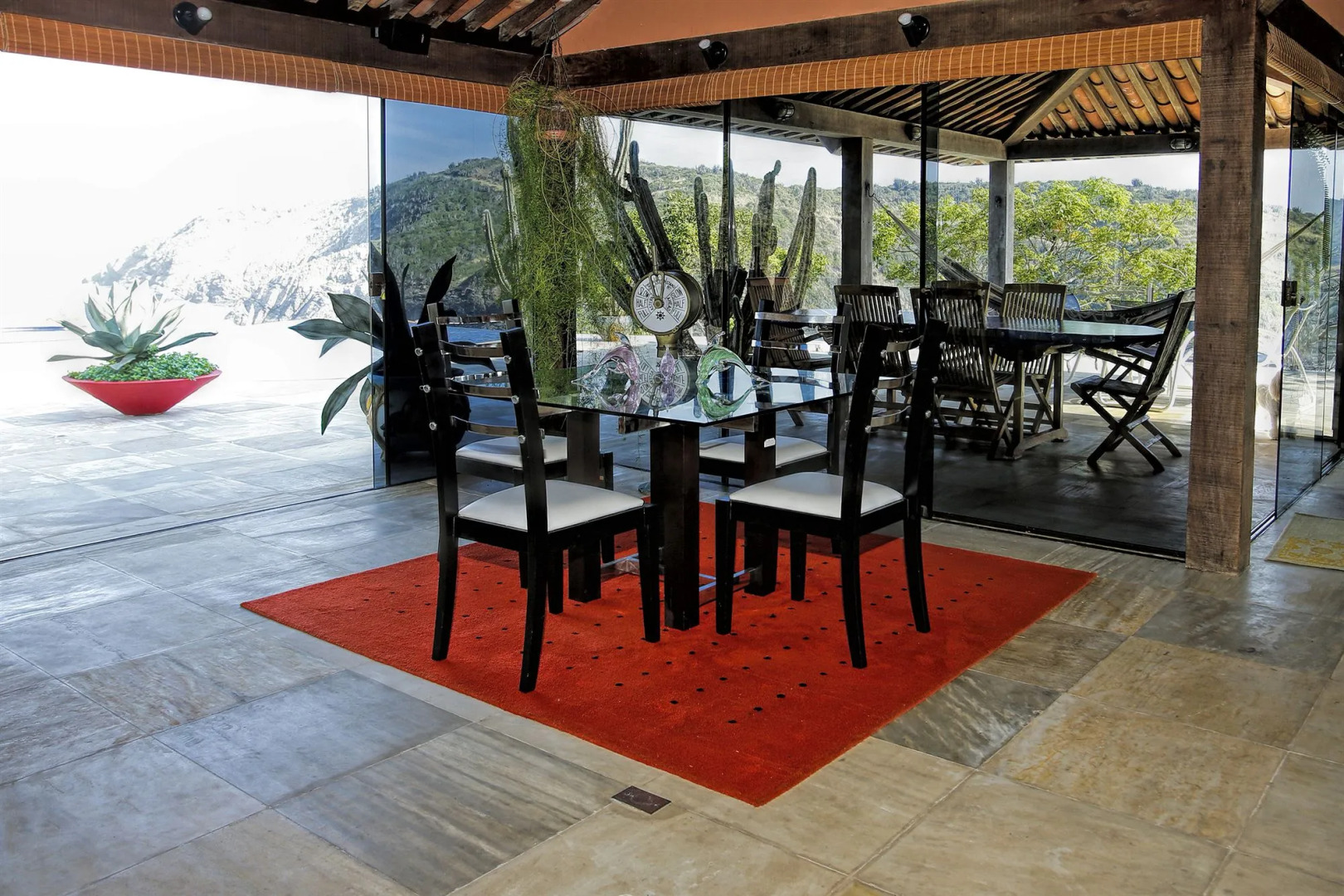 Cliffside Luxury Inn