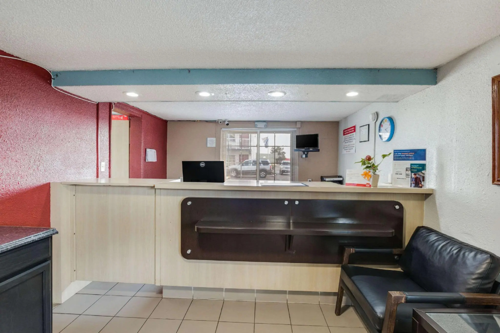 Econo Lodge Inn & Suites