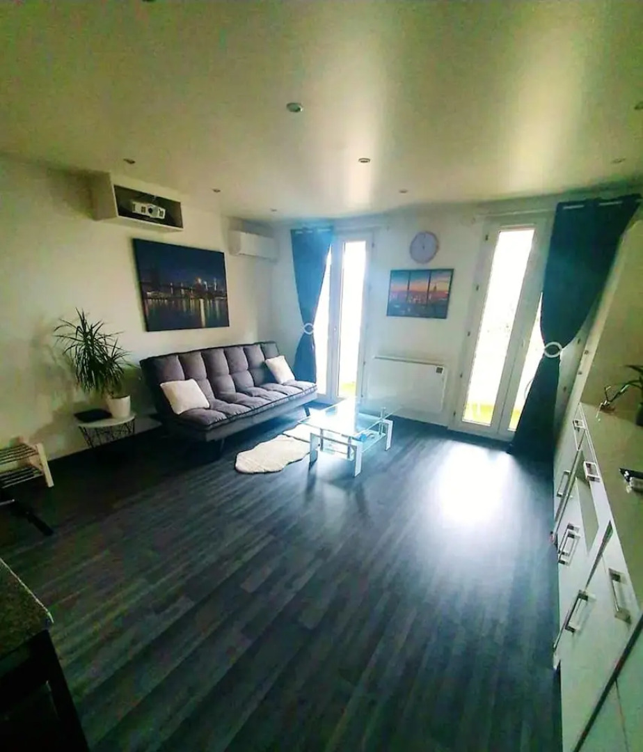 Studio in Poissy, With Wifi