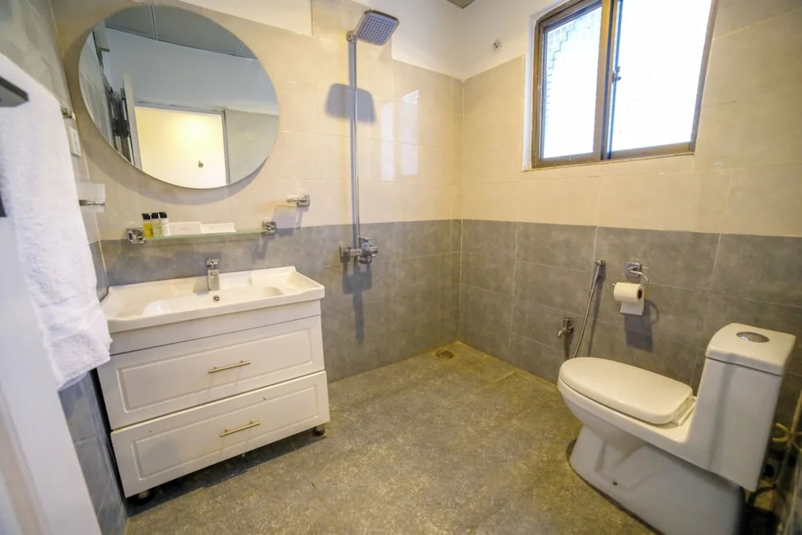 Roomph Premium Al Noor Airport Road