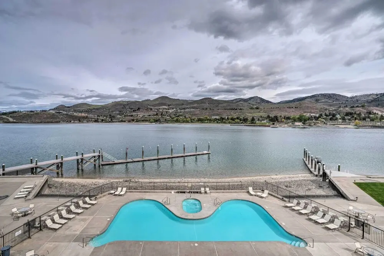 Beautiful Condo w/ Balcony on Lake Chelan!