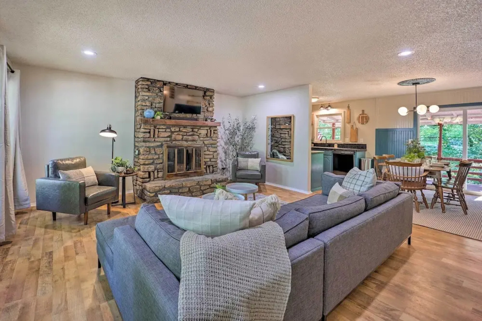 Dog-friendly Bella Vista Home w/ Grill + Deck