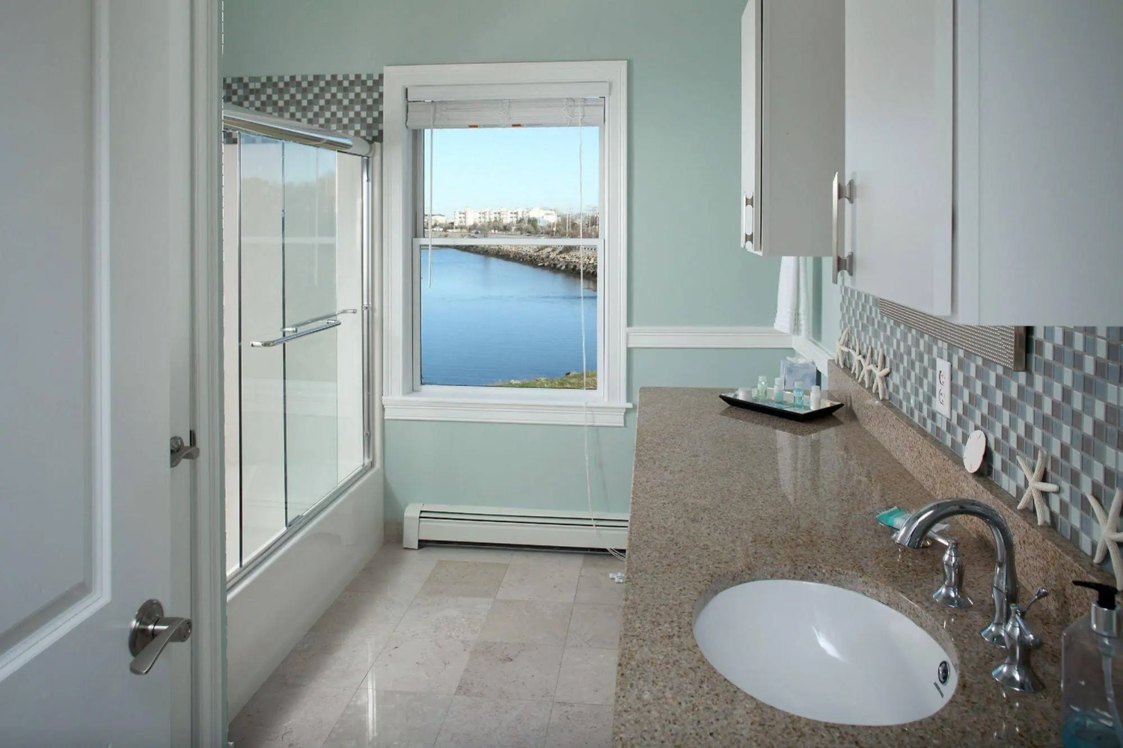 The Beacon Waterfront Inn