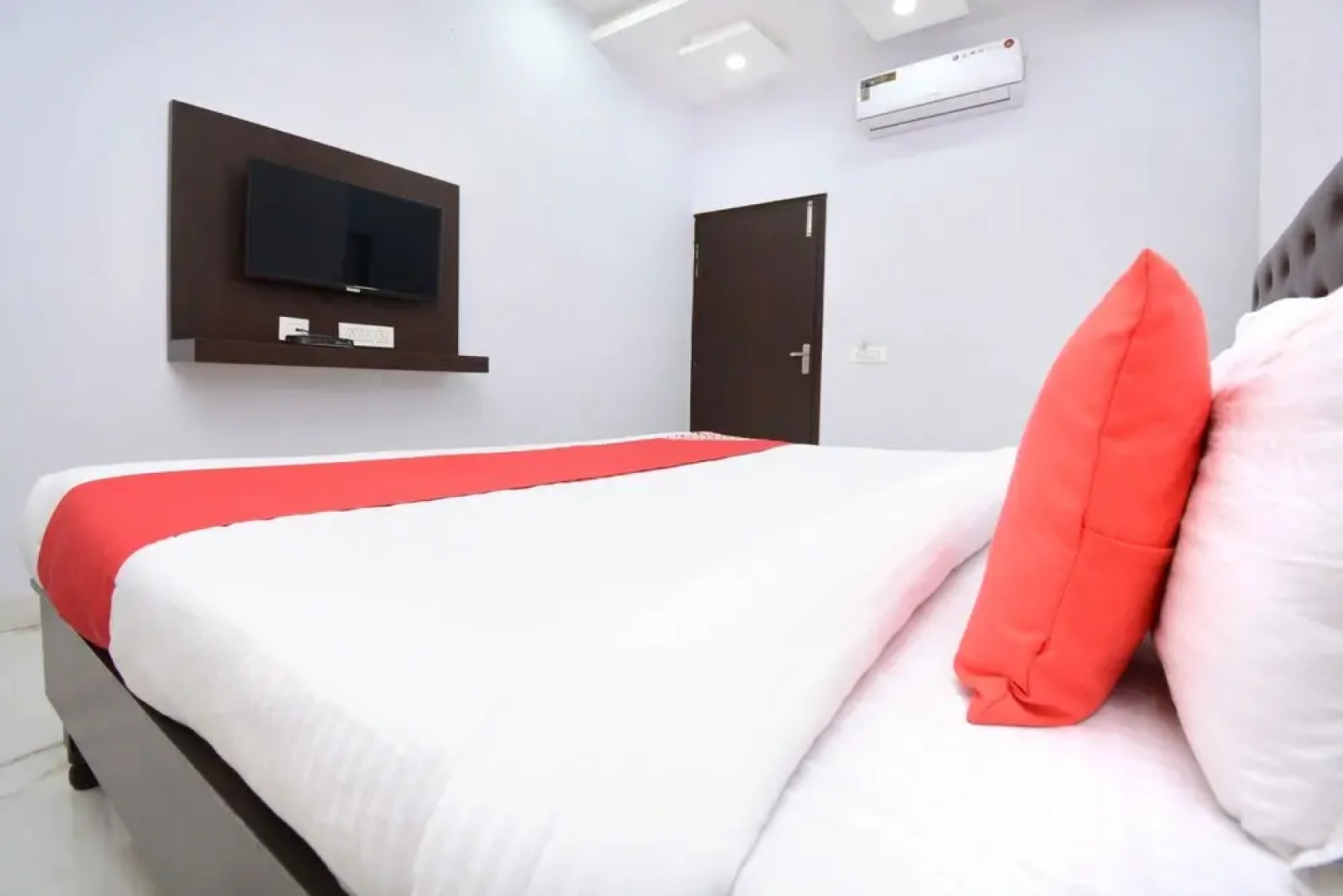 OYO 28282 Hotel J J Crown