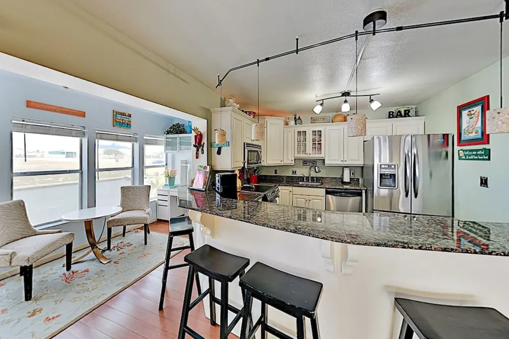 Canal-front Corner W/ Pools - Near The Beach! 1 Bedroom Condo