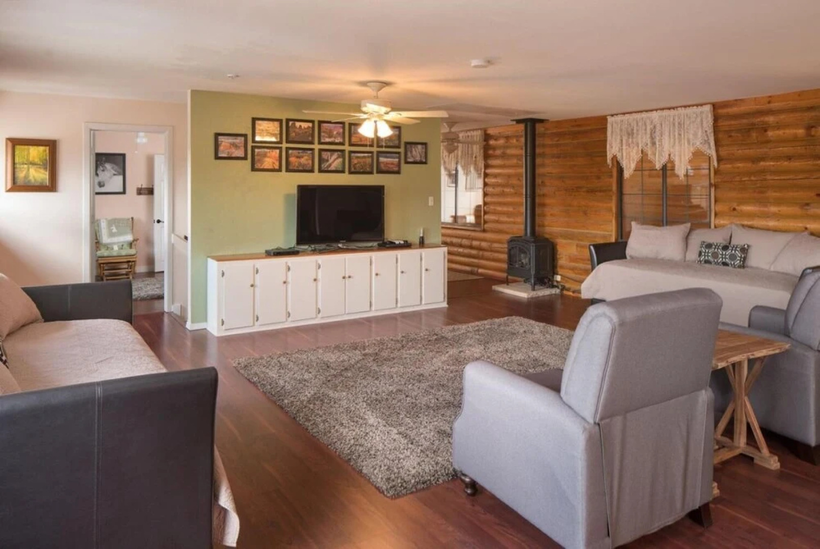 Quarter Horse Inn / Orchid Room