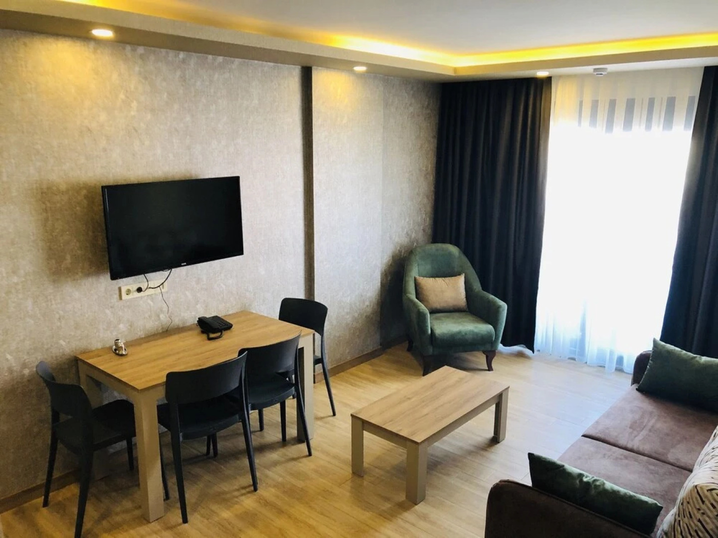 Golden World Suite Hotel