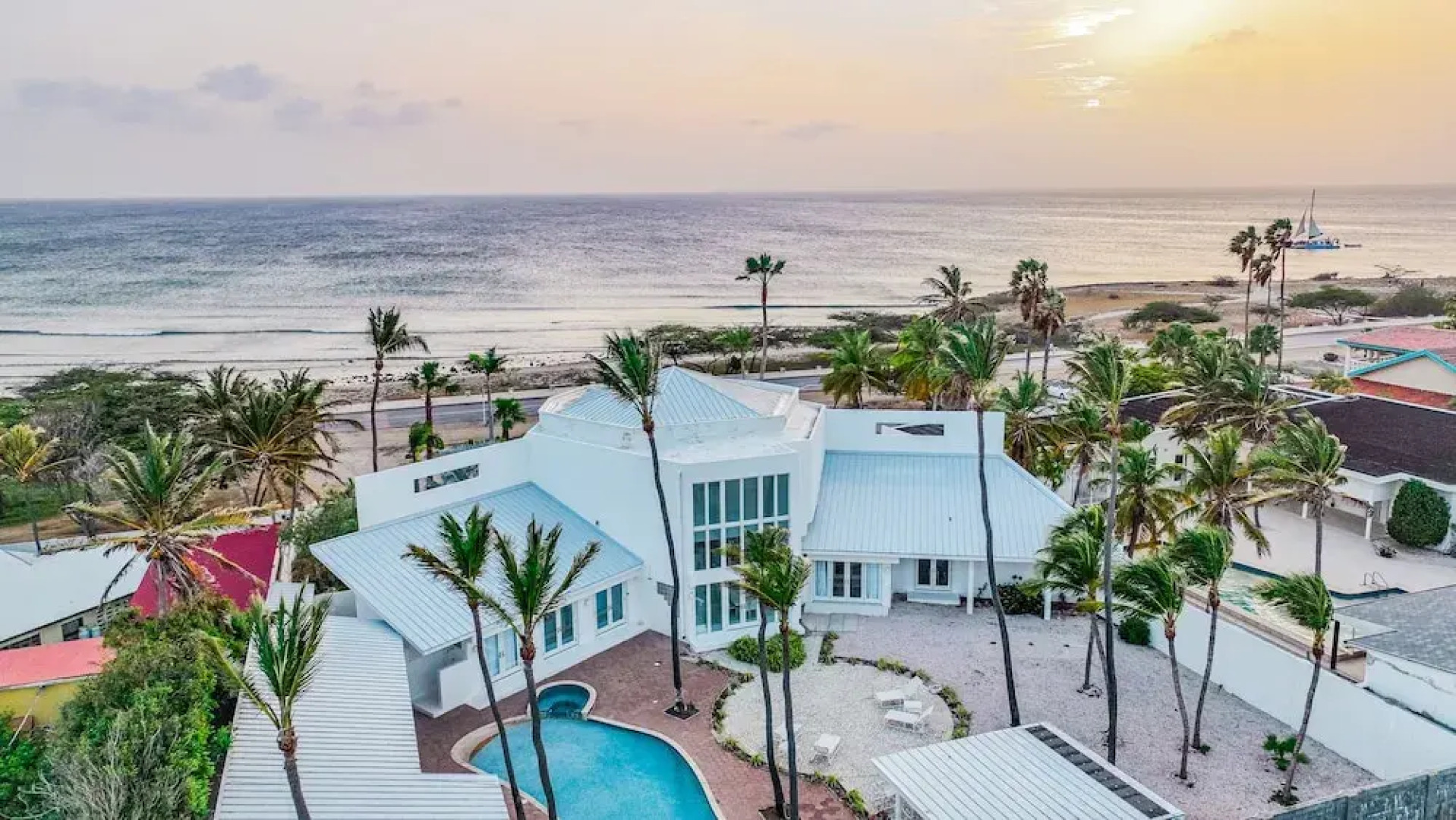 Ocean Front 7-bedroom 7-bath Sunset Views Malmok!