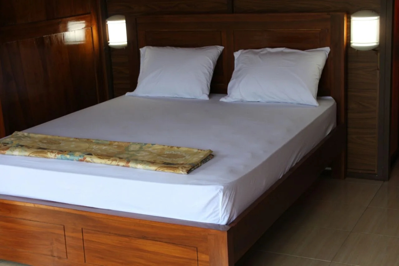 Rumah Kayu Pinggir Kali