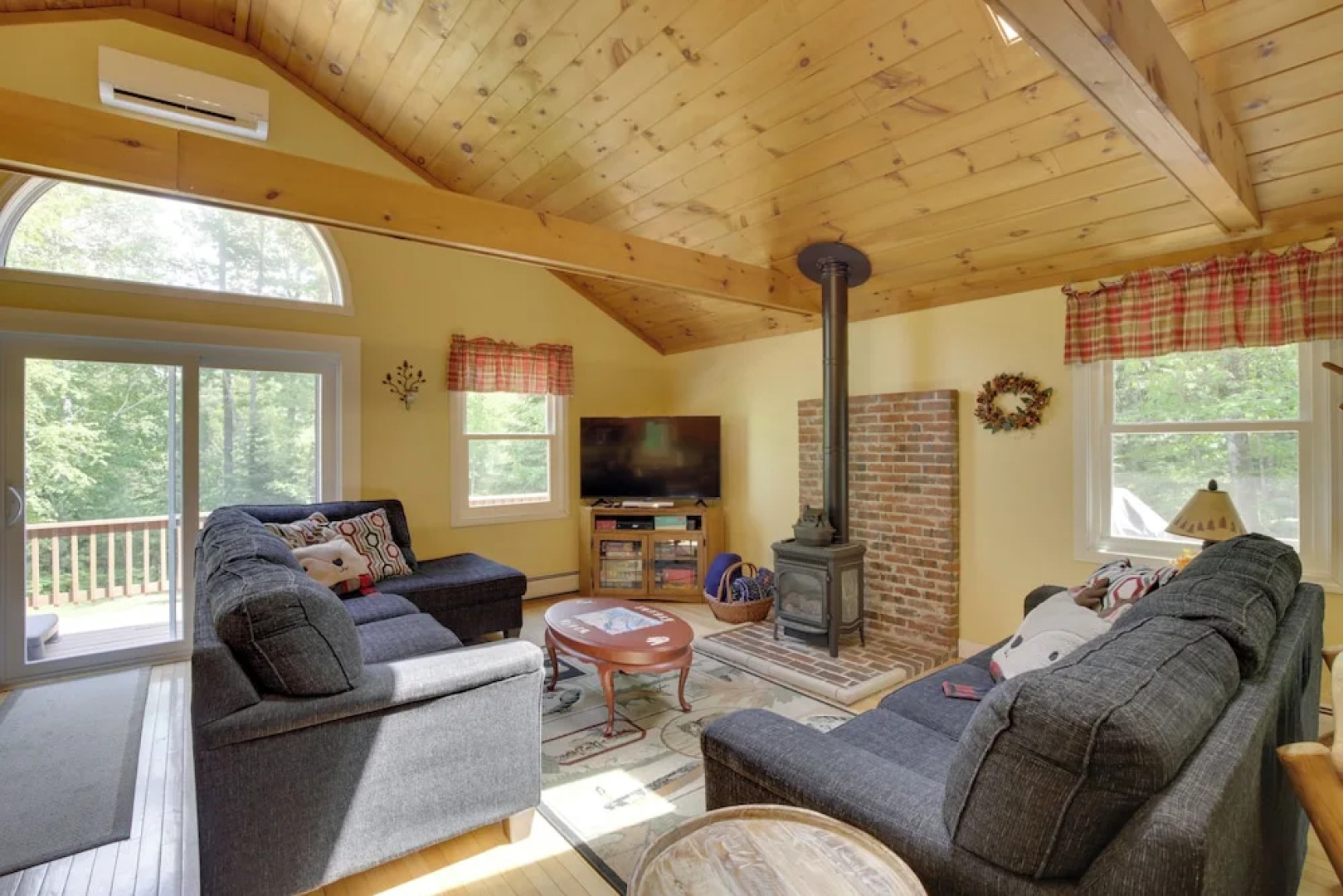 Bethel Chalet w/ Hot Tub: 3 Miles to Sunday River!