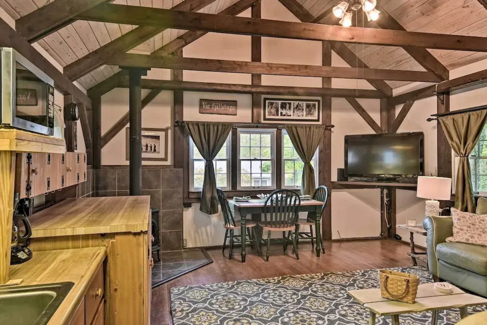 6 Mi to Grandfather Mountain Park: Cottage w/ Deck