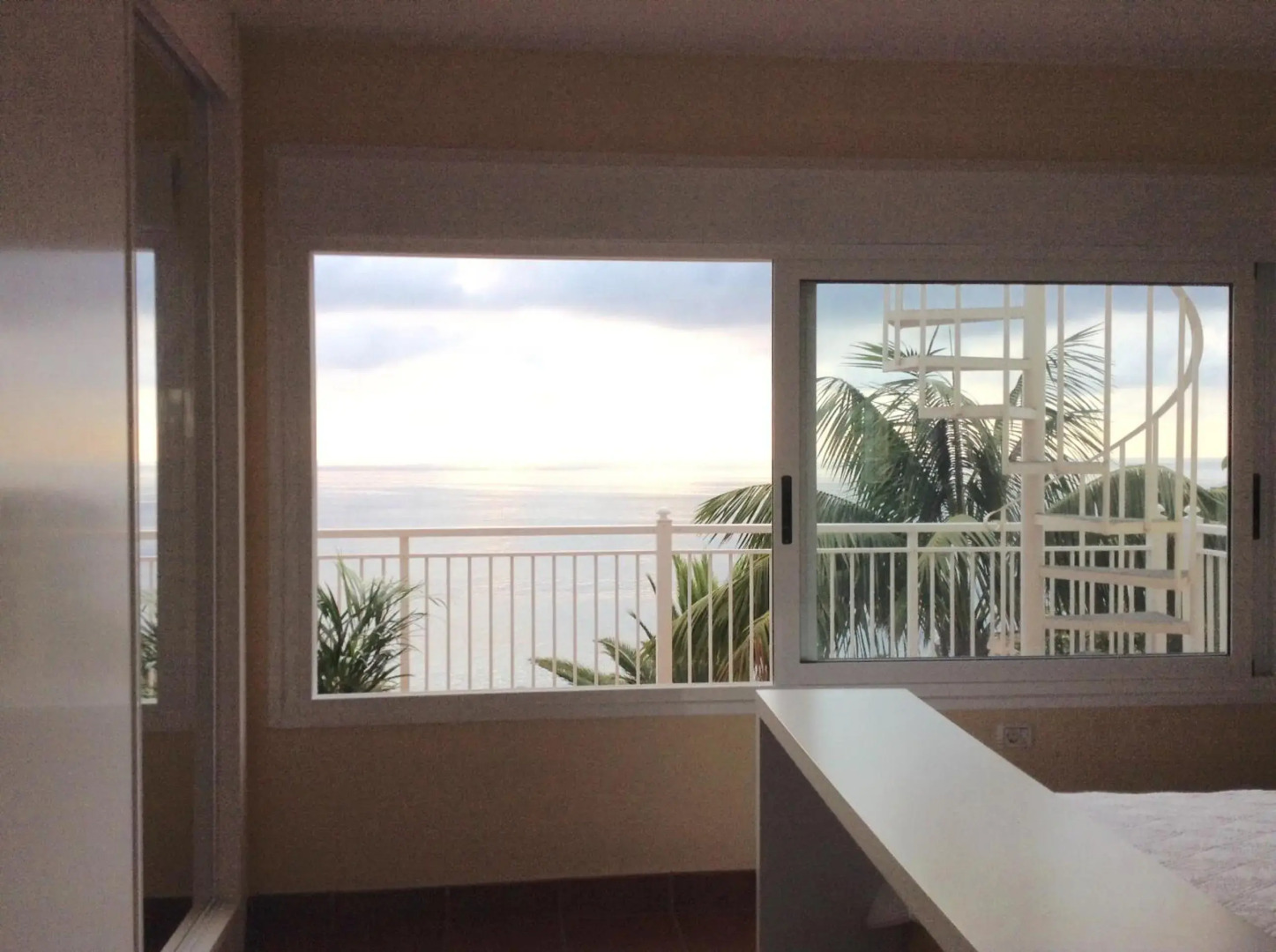 Villa in protected space in front of the sea