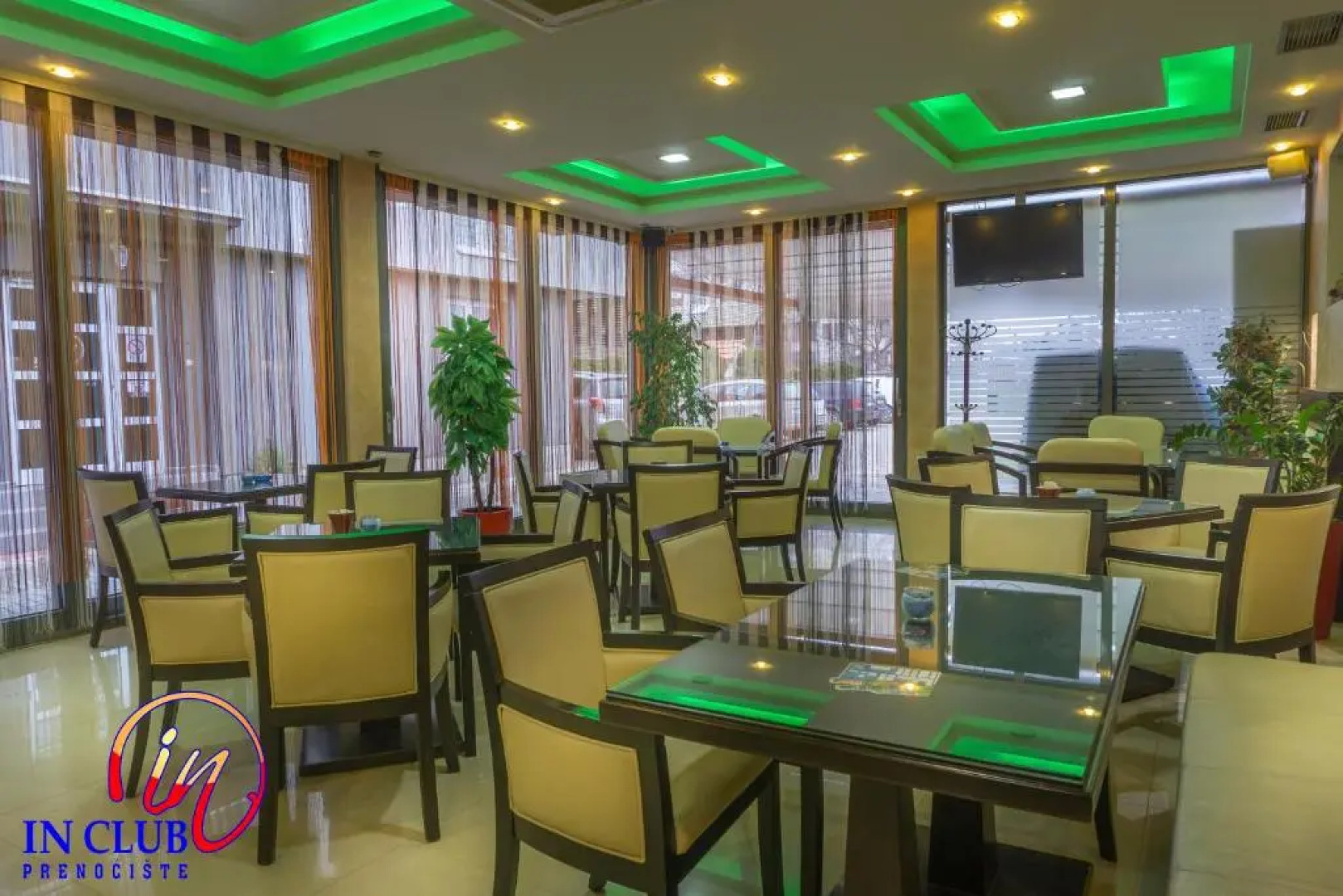 Apartment and Rooms In Club