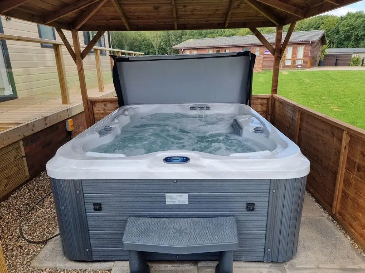Luxury 2-bed Lodge in Routh, Hottub & Pet Friendly