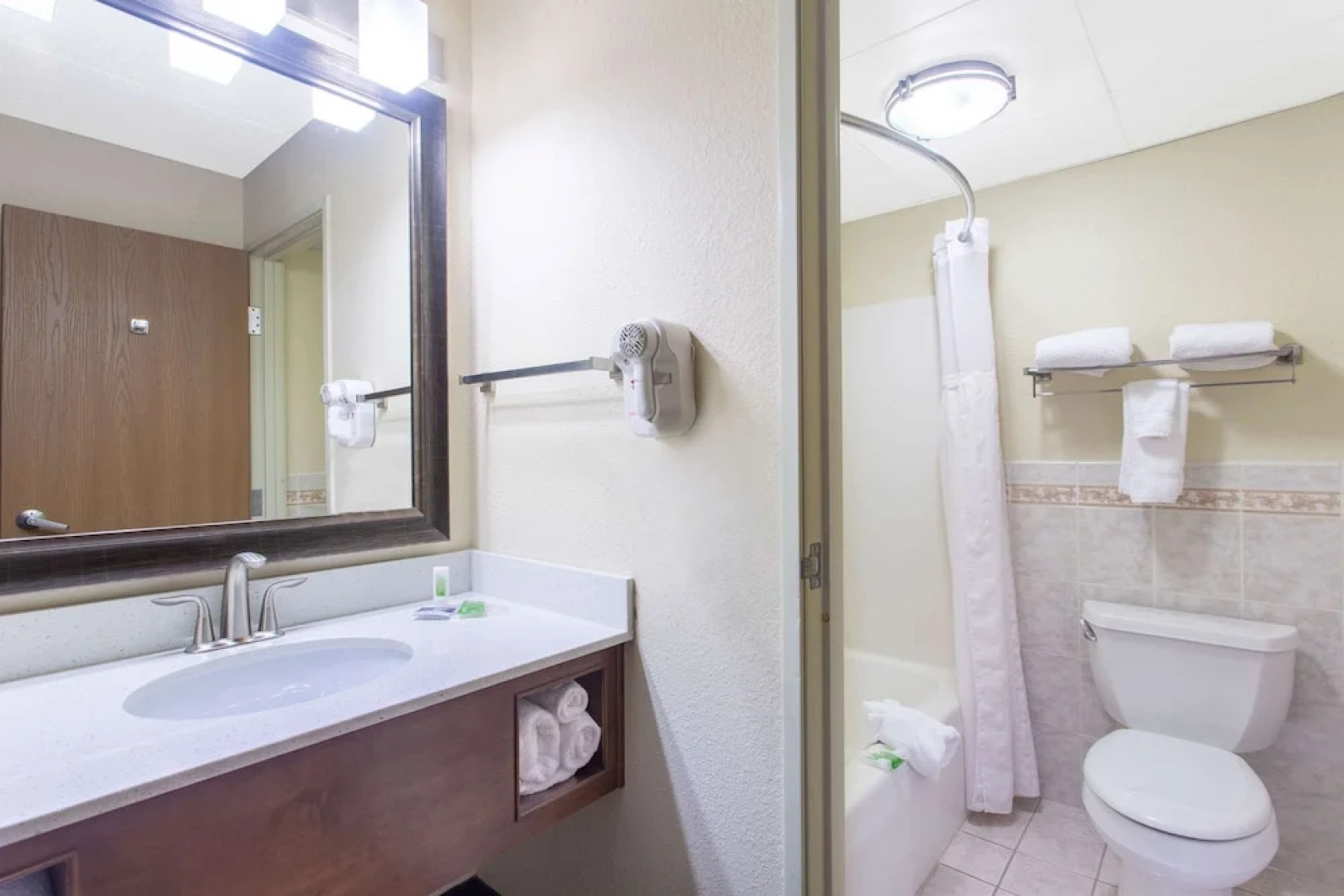 AmericInn Hotel & Suites Sheboygan
