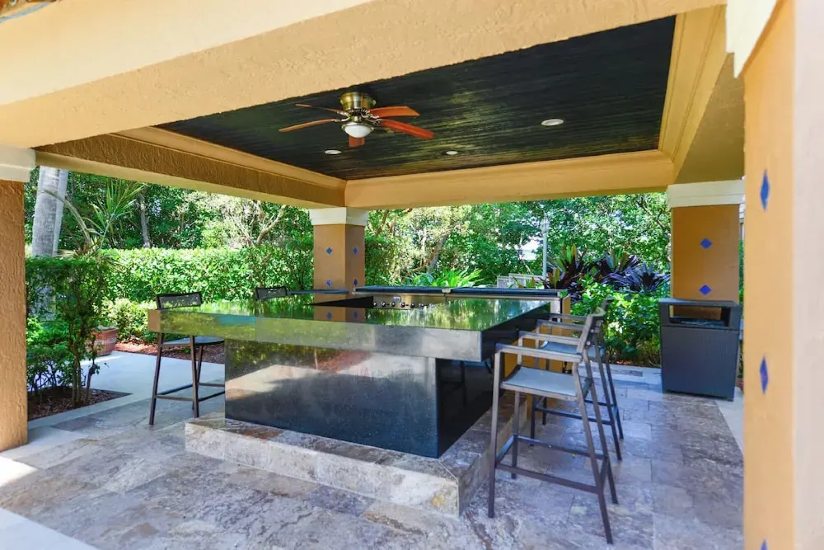 Lux Condo at Yacht Club 10min from Beach