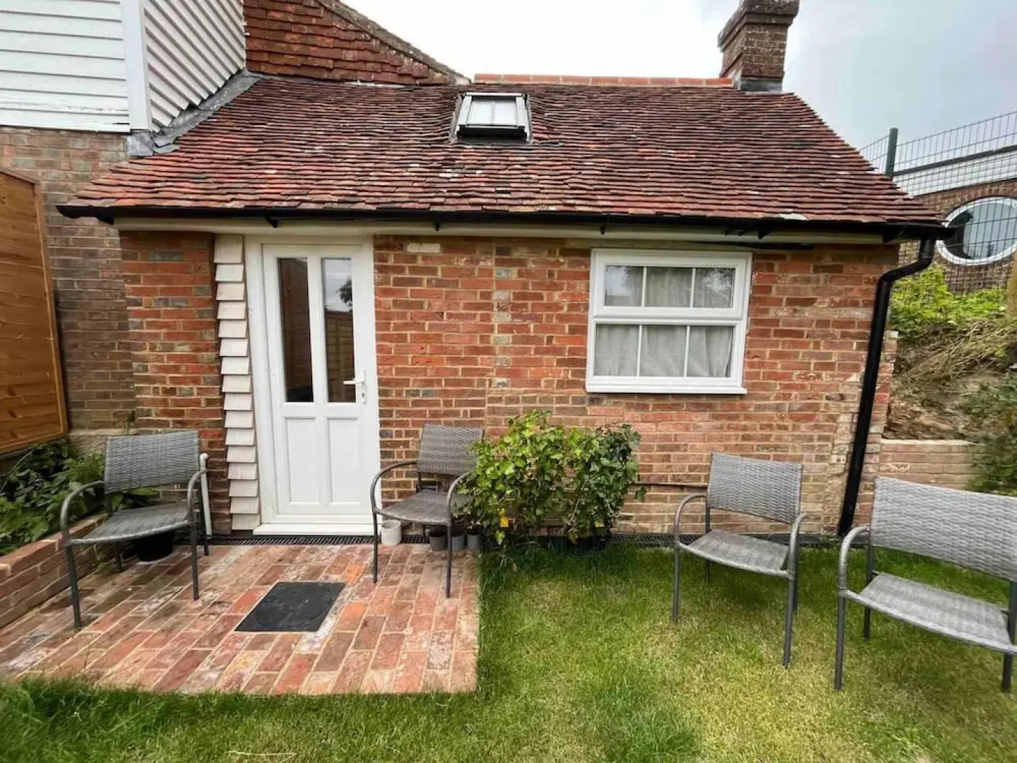 Adorable and Cosy Tiny Cottage