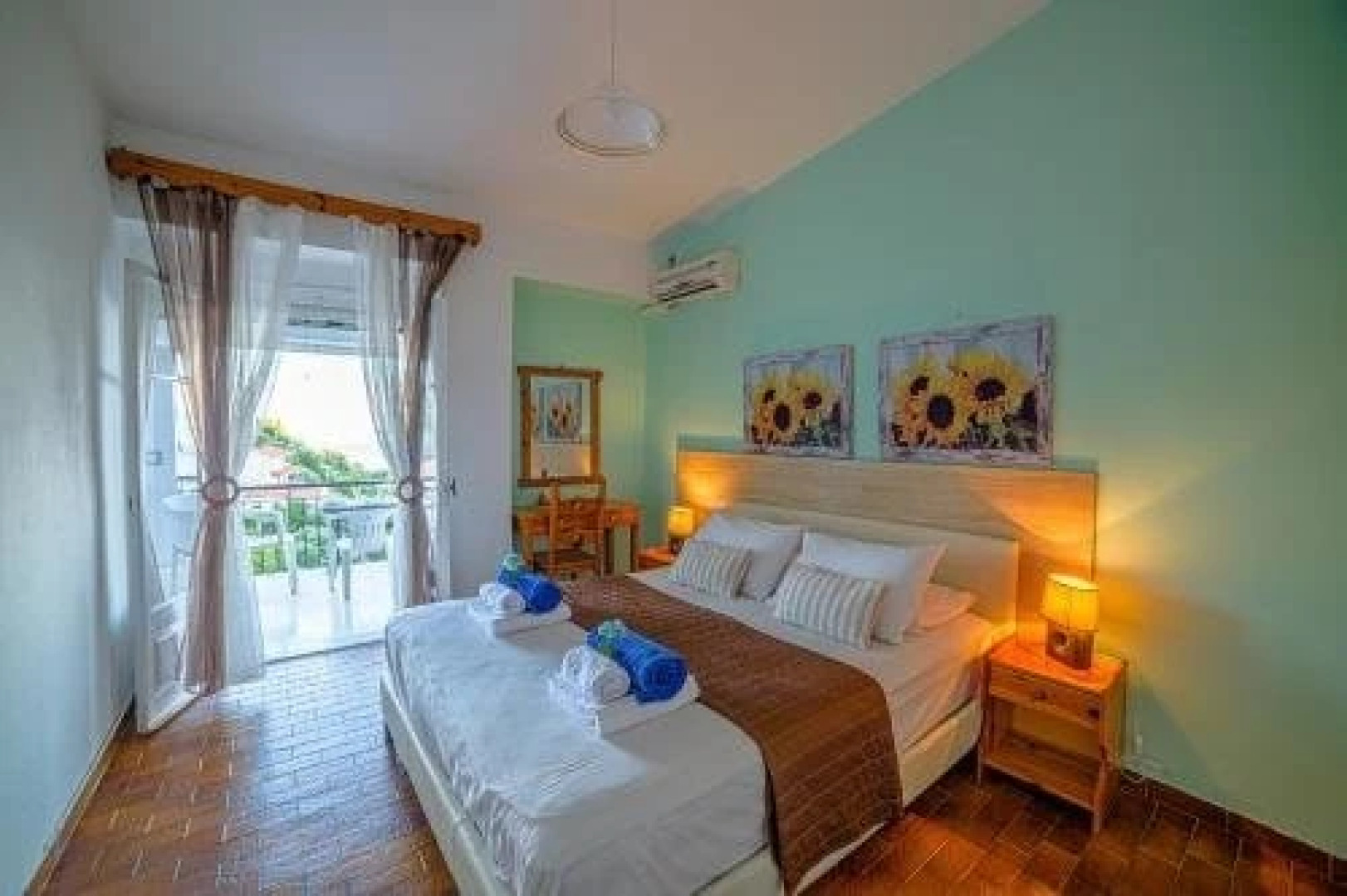 Zeus Pool Apartments