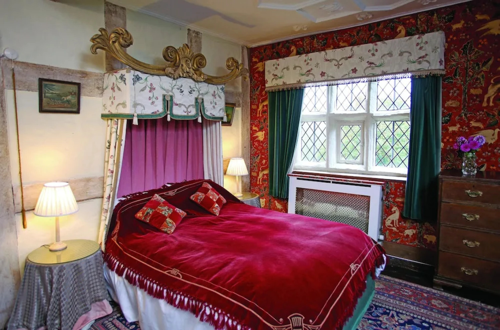 Luxurious hideaway for four in one of the finest Elizabethan gatehouse