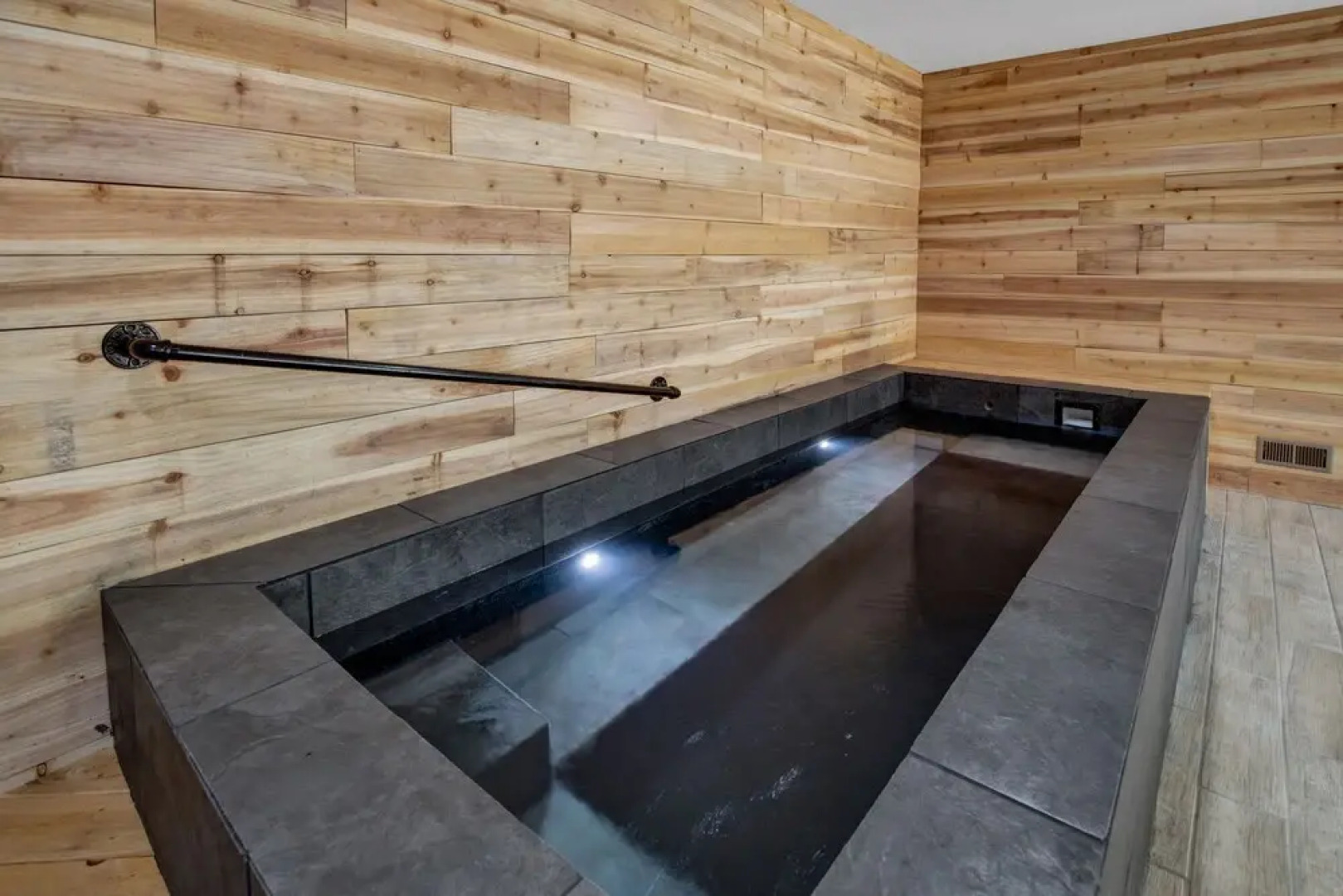 Huge Luxury Home Hot Tub and Sauna 2 mi to Dwntn