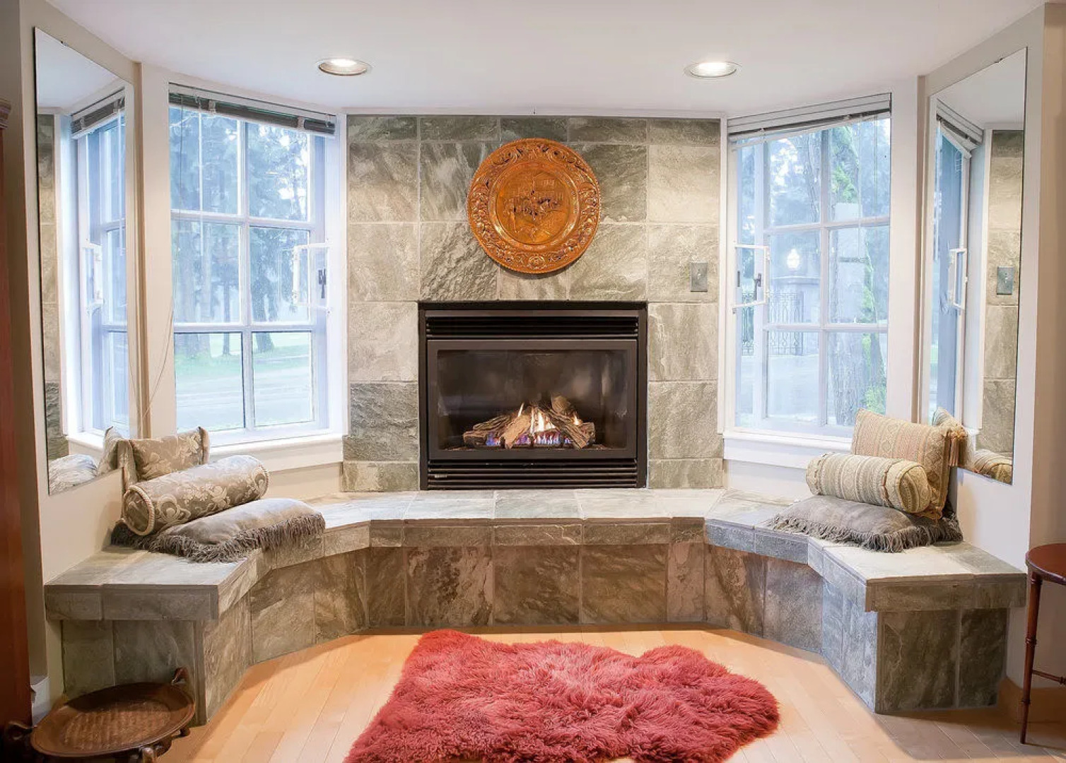 Rowena's Inn On The River