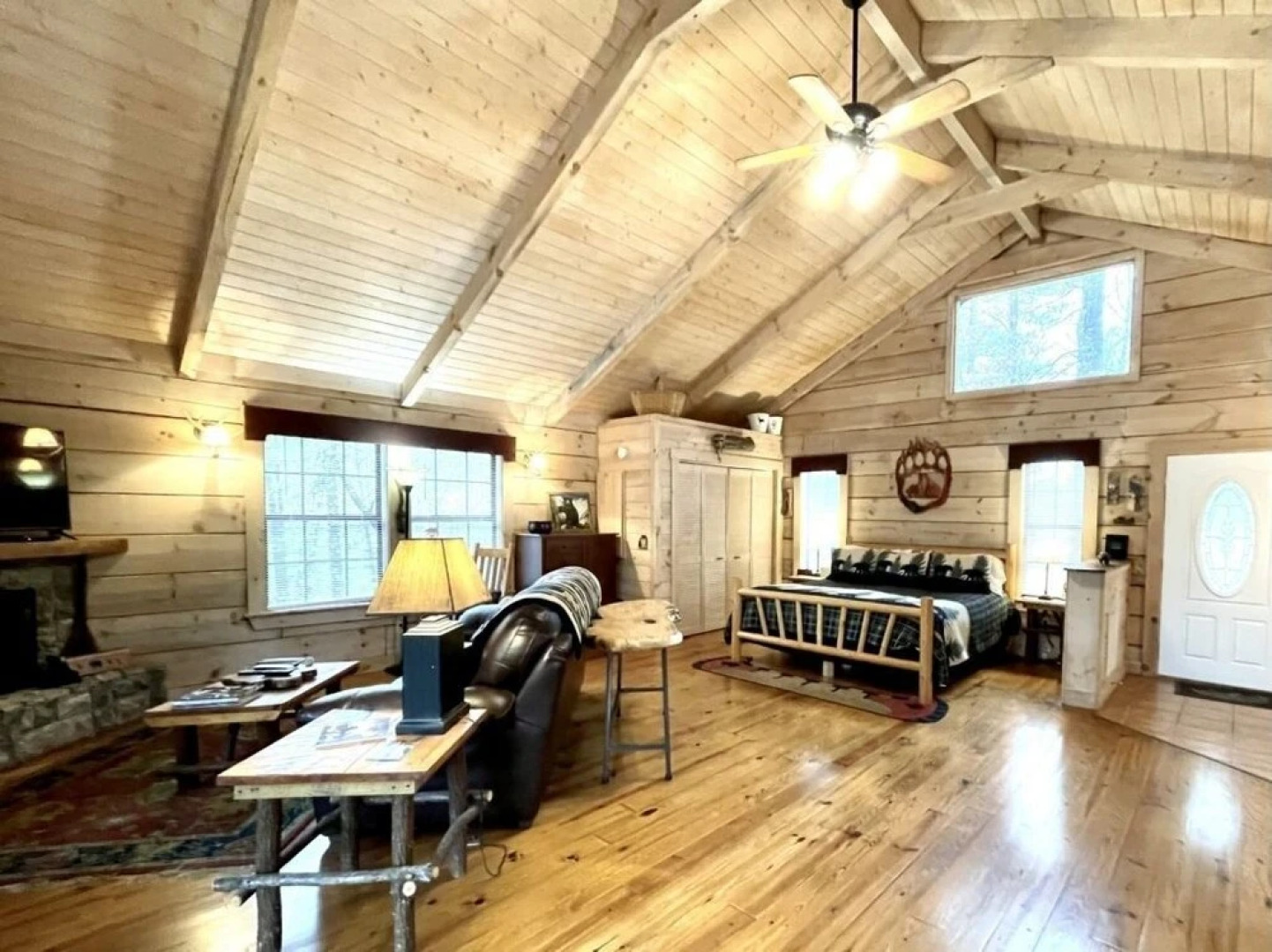 Perfectly private! Hot tub, king sized bed, grill, washer/dryer, and motorcycle friendly! Studio Cabin by RedAwning
