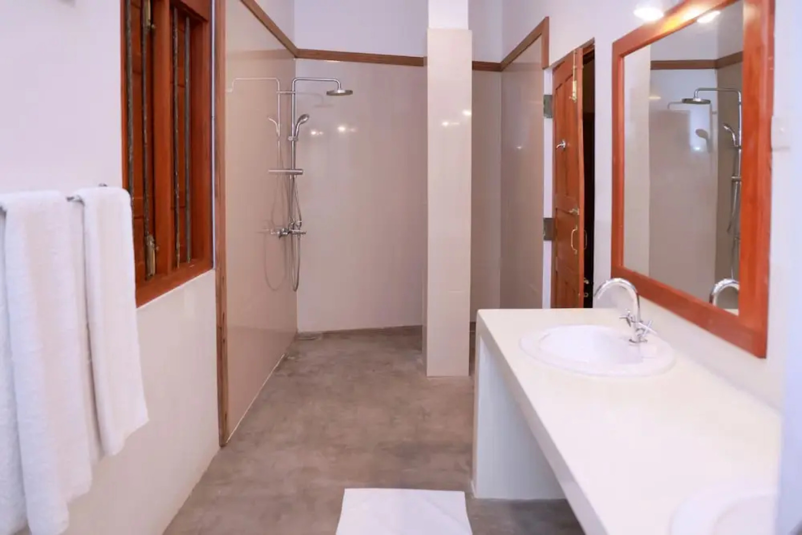 South Point Surf House - Whole Villa 5 Bedrooms (Sleeps 14)