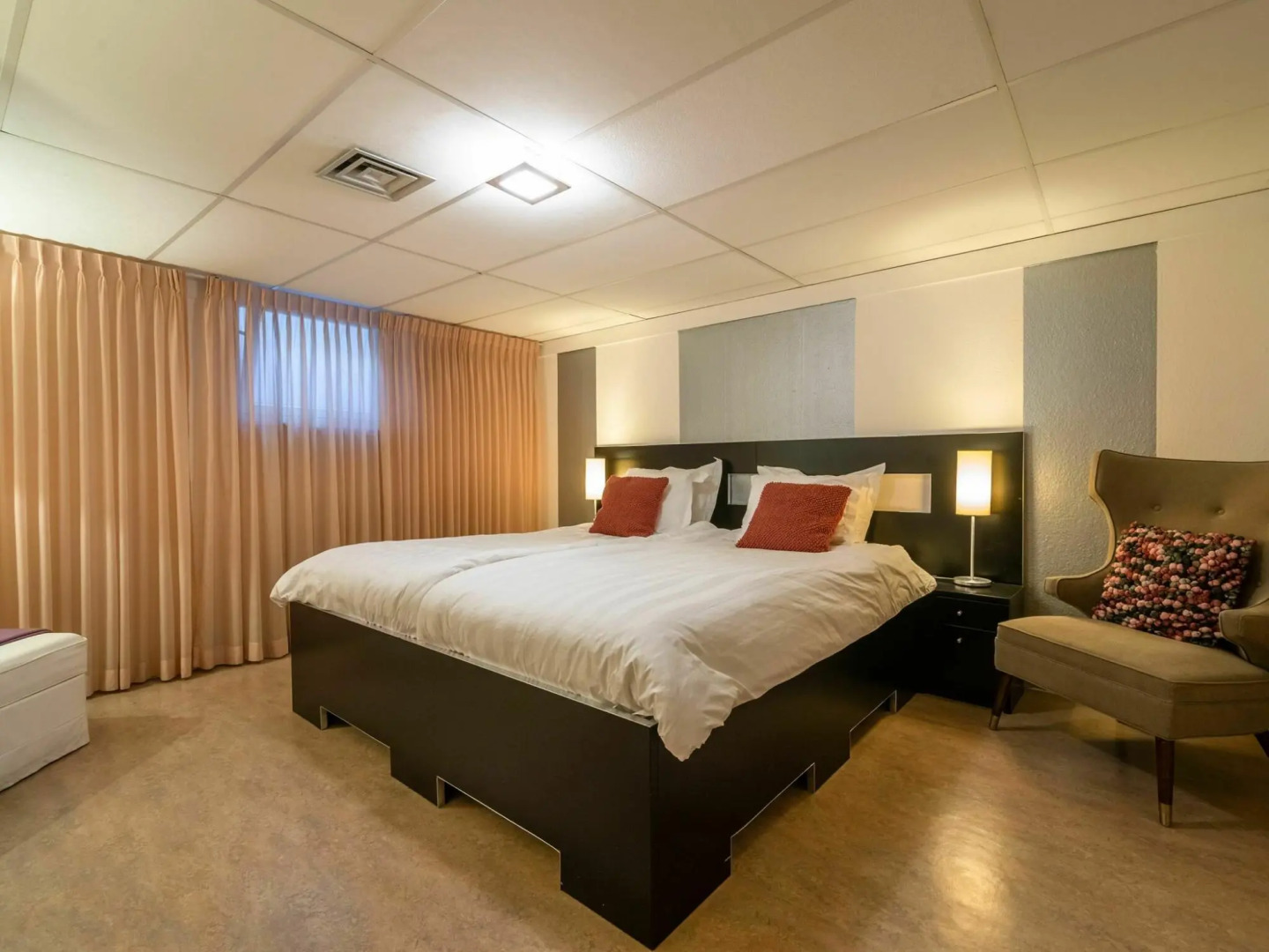 Detached villa with enclosed wooded garden with lawn and bubble bath