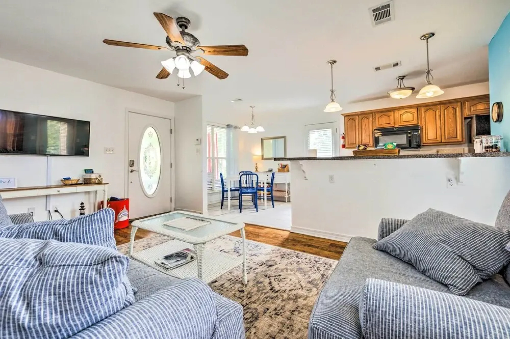 Secluded 'La Mer Cottage' < 1 Mi to Beach!