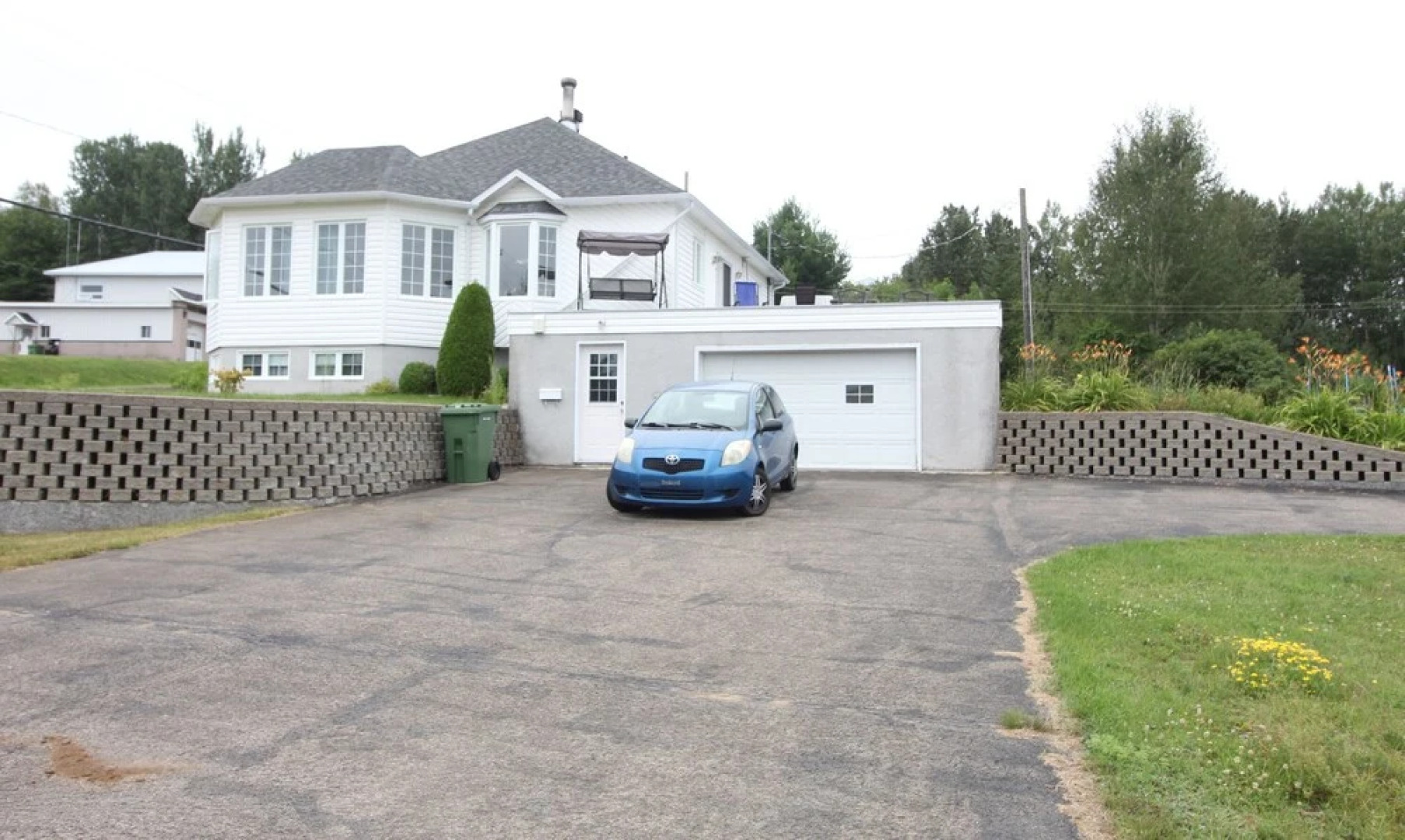 Room in Guest Room - Gandhi Very Large Room Decorated in Indian Style, Office Space and Sofa