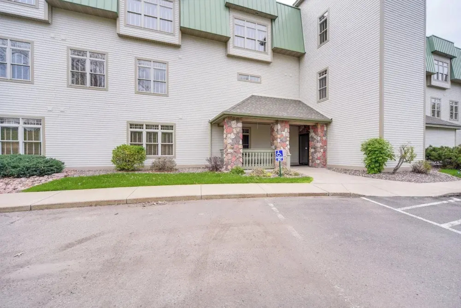 Cozy Birchwood Condo on Tagalong Golf Course!