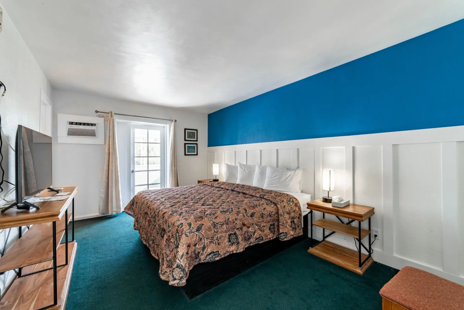 Captain's Table Hotel