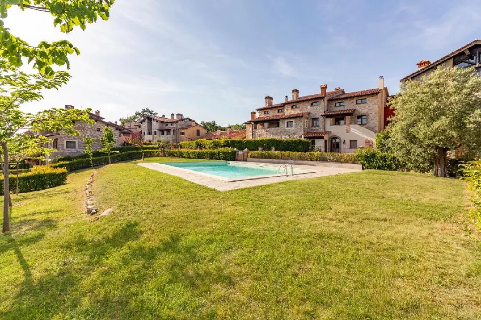 Bright Apt With Terrace and Shared Pool