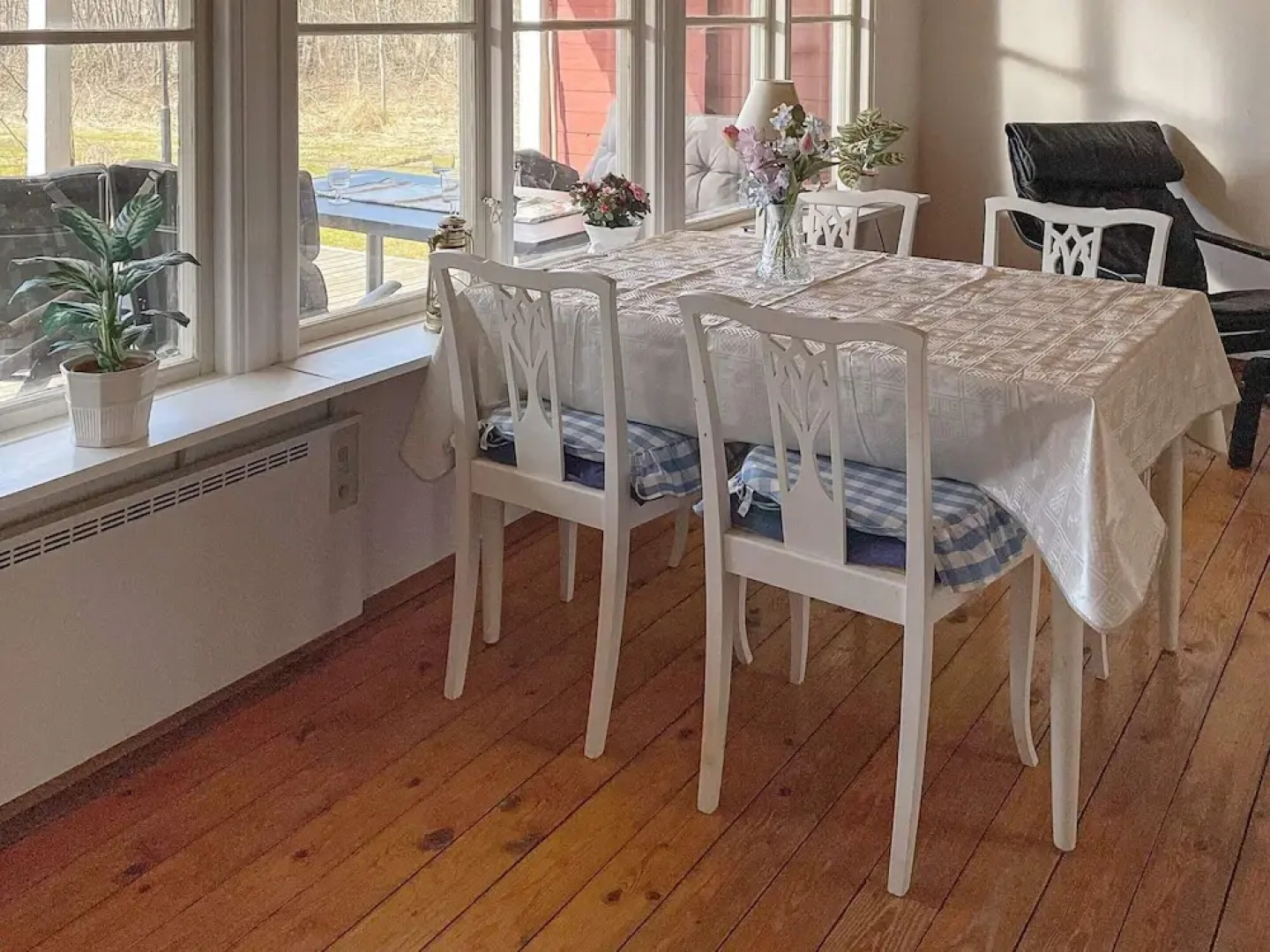 Lakefront Cottage in Torsebo