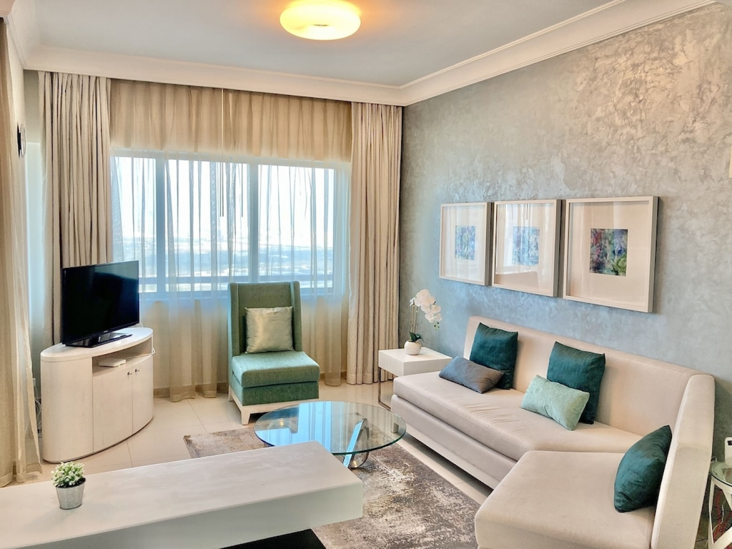 SuperHost - High-rise Chic Apt With Incredible Skyline Views