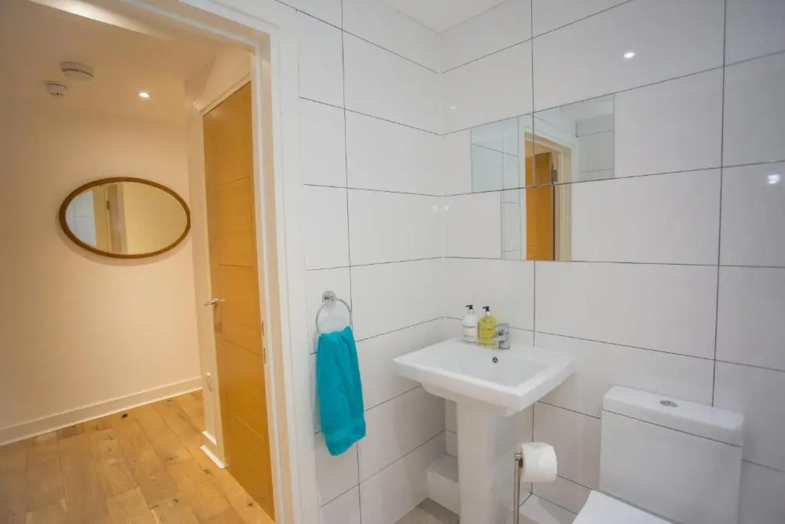 Gorgeous Central Studio with Balcony, 2 mins to Beach and Pier