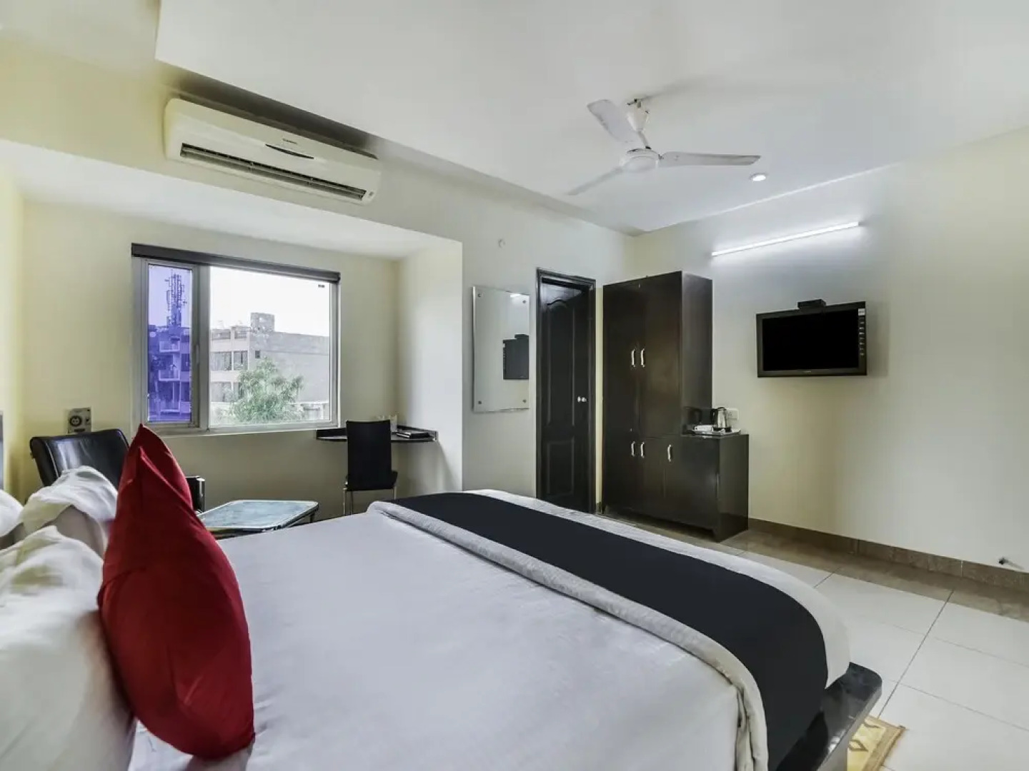 Capital O 38083 Grand Metro Hotel