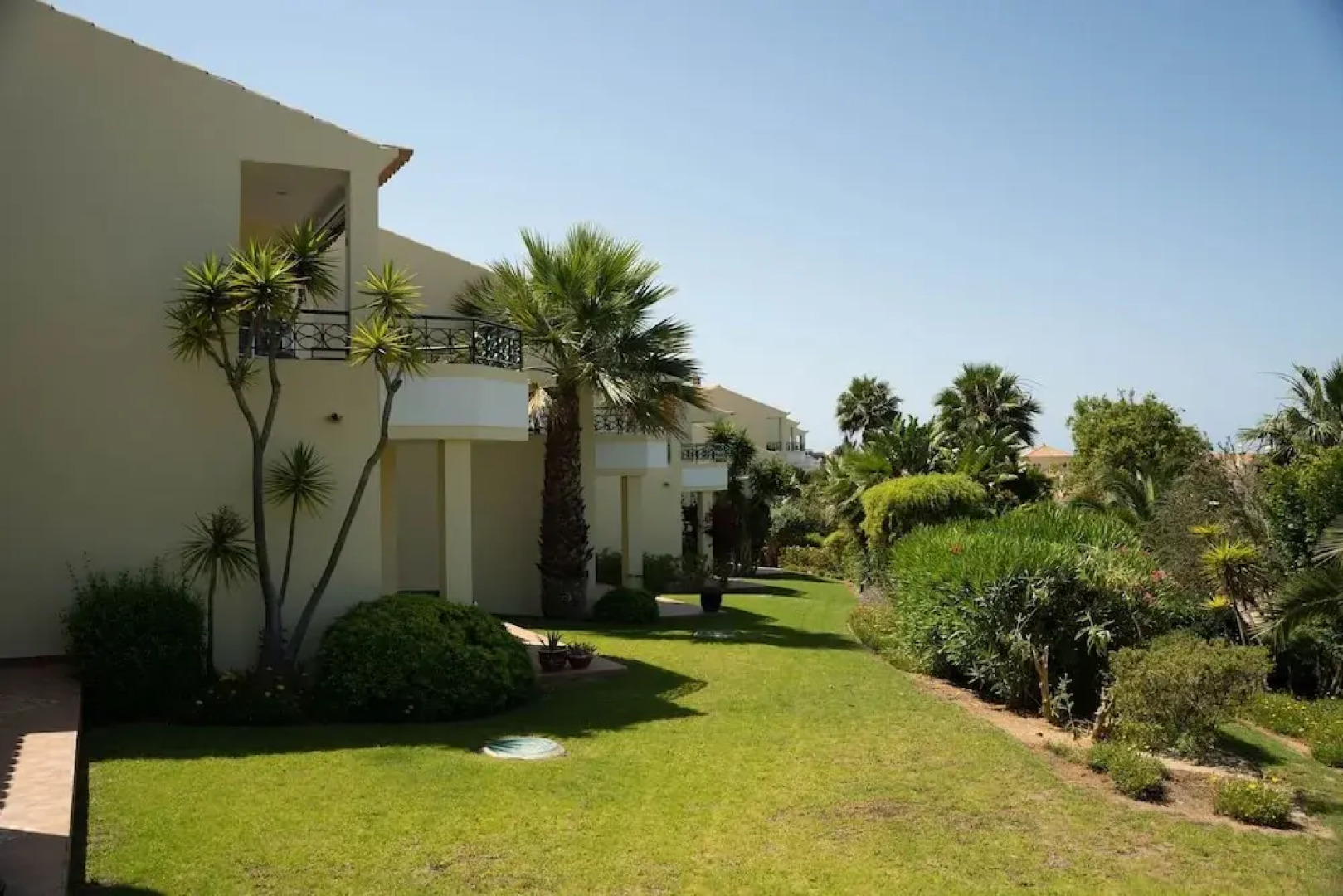 49 Presa da Moura Superbly 2 Bed Townhouse Clos