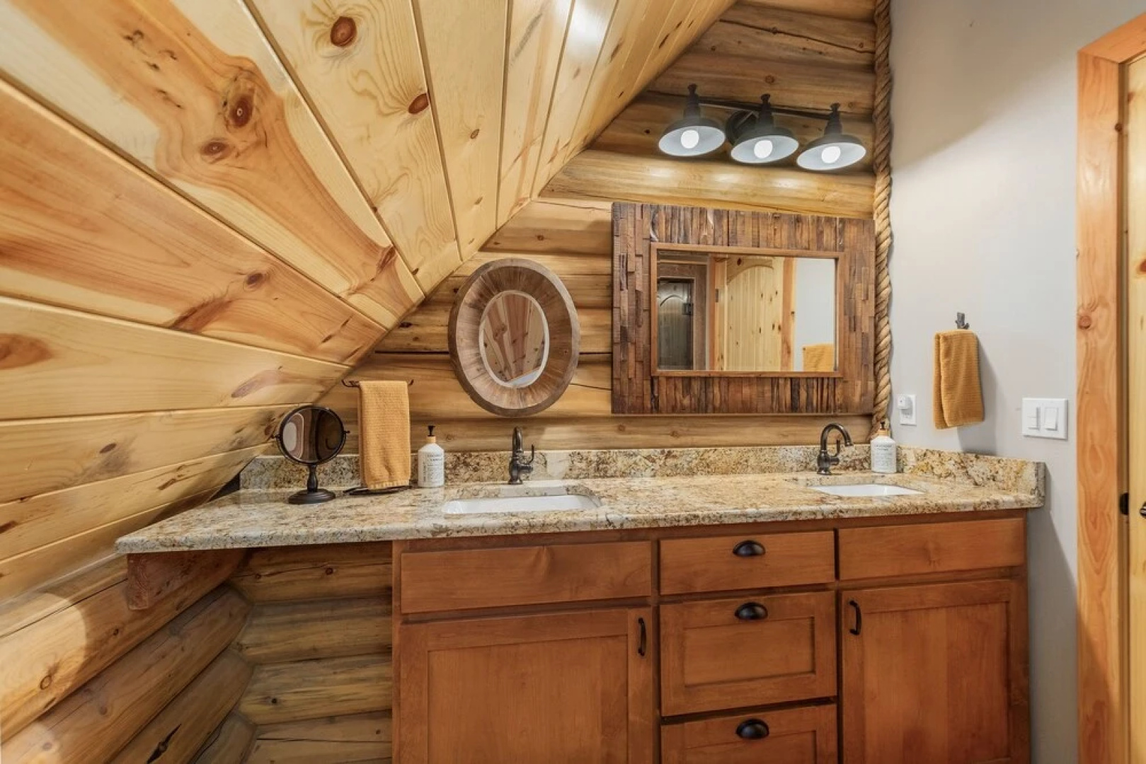 Bearfoot Chalet 3 Bedroom Home by NW Comfy Cabins