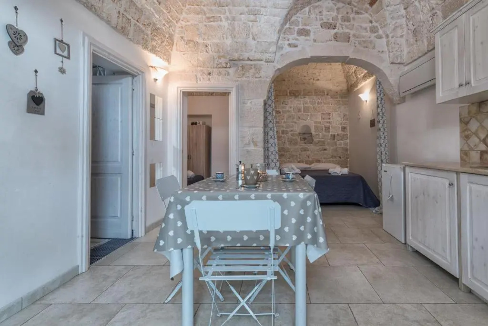 White House Flats & Studios