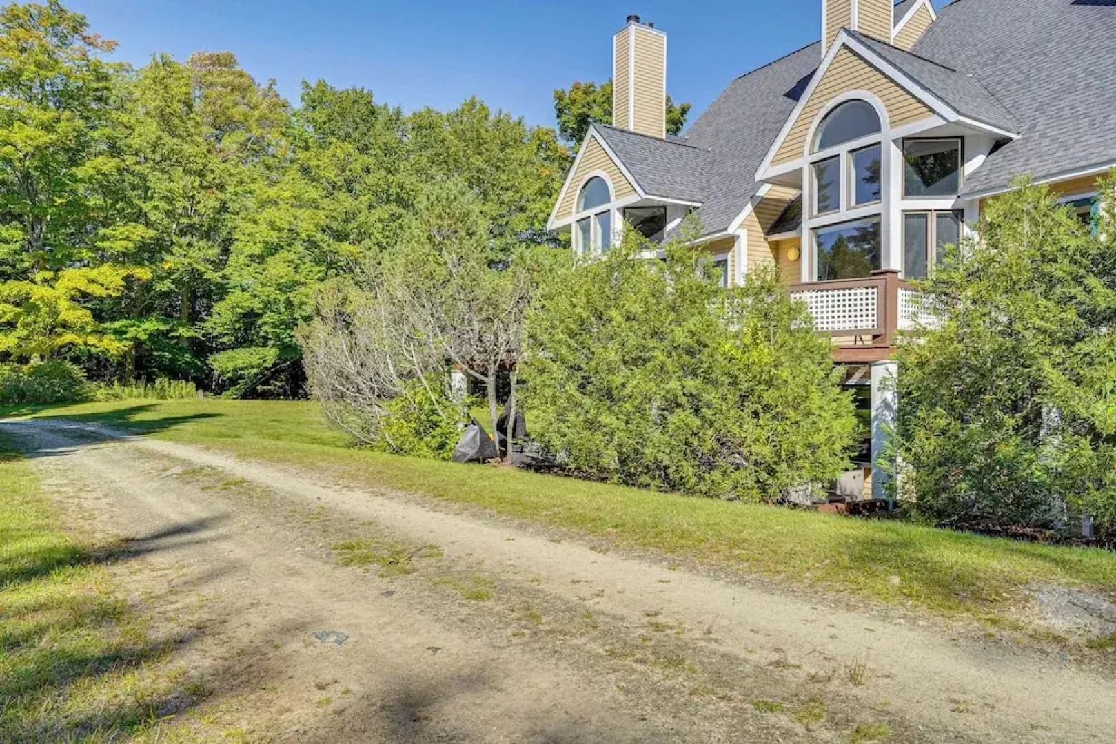 Walk to Ski Lift: Spacious Condo in West Dover!